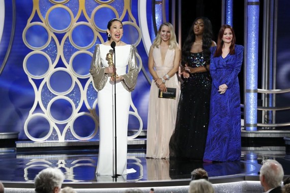 吳珊卓憑《殺死伊芙》拿下劇情類最佳女主角(左一)，她也成為第一個獲此獎項的亞裔。（圖源：Getty Images）