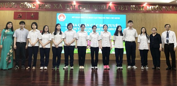 10名華人學生入選華文科考生隊與市領導及培訓華文科 的老師合照。