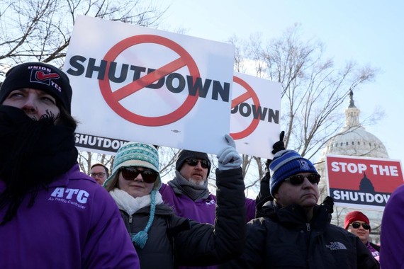美政府僱員舉行集會籲結束政府關門。（圖源：AFP）