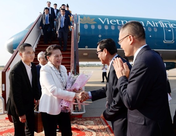 柬埔寨國會禮賓部幹部在機場迎接國會主席阮氏金銀與越南國會高級代表團。（圖源：戰勝）