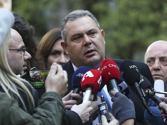 克門諾斯領導的「獨立希臘人黨」將退出聯合政府。（圖源：AP）