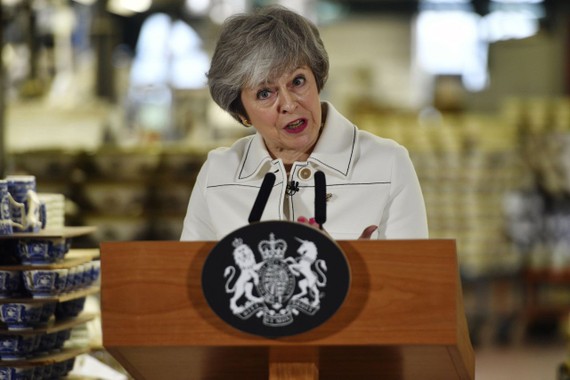  當地時間14日在一項有關脫歐協議的重要投票前夜，英國首相特蕾莎‧梅在位於英格蘭斯托克的波特梅里恩陶器廠講話。（圖源：AP）