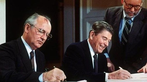 美擬下月２日起暫停履行《中導條約》。圖為戈爾巴喬夫與美國已故總統里根在1987年簽署了具有歷程碑意義的“美國與蘇聯關於銷毀中程和中短程導彈的條約”。（圖源：AFP）