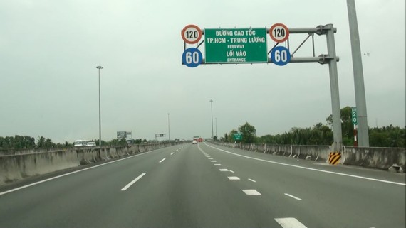 從武文傑大道通往胡志明市-忠良高速公路的連接路正處於施工高峰期。圖為胡志明市-忠良高速公路入口路段。