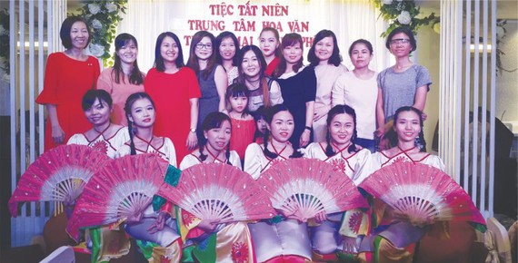 市商業華語培訓中心聯歡聚會部分老師合照。