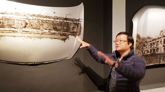 男藝人阮世山推介國會大廈地下室的當代作品。