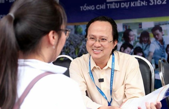 東方學系主任、華人教師胡明光向學生介紹招生活動。