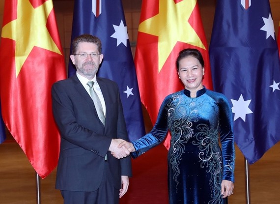 國會主席阮氏金銀（右）會見澳大利亞參議院議長斯科特‧里安。（圖源：越通社）