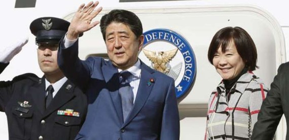 日本首相安倍晉三和妻子在離開東京羽田機場啟程俄羅斯。（圖源：互聯網）