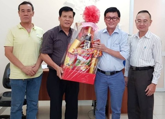 本報向華人單位拜年 ảnh 1