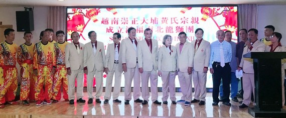 鴻福南北龍獅團首屆理事會成員。