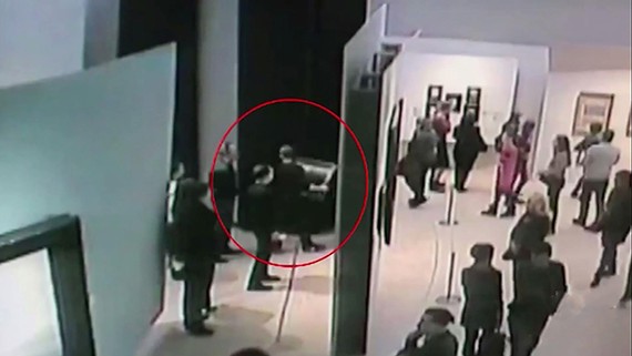 在莫斯科國立特列季亞科夫畫廊內，紅色圈中男子當眾取下名畫，然後若無其事地離開畫廊。（圖源：AFP）