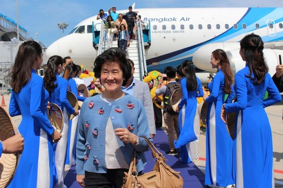 乘坐曼谷航空PG933號航班的乘客抵達金蘭灣機場。（圖源：慶和報）