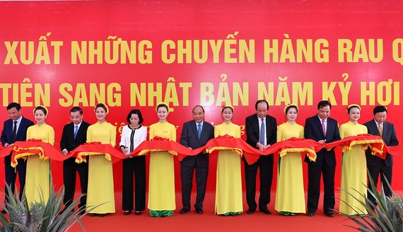 政府總理阮春福(中)出席新年首批出口商品的剪綵儀式。（圖源：光孝）