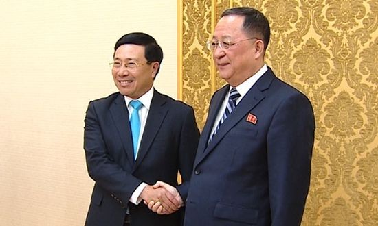 外交部長范平明（左）與朝鮮外相李容浩會面時握手。（圖源：外交部）