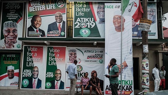 尼日利亞人民民主黨總統候選人阿蒂庫·阿布巴卡爾的支持者坐在一地方競選辦公室前。（圖源：互聯網）
