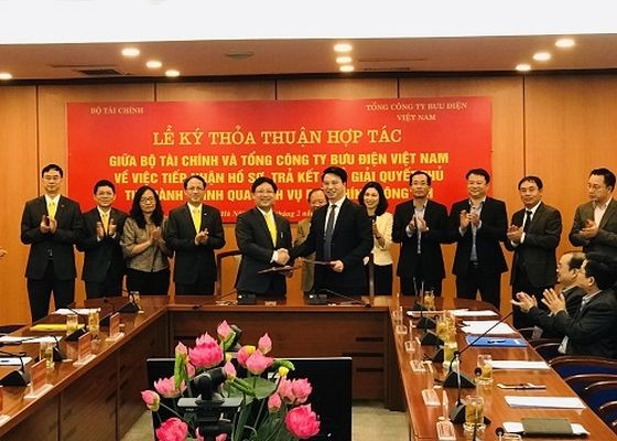 財政部與越南郵政總公司代表簽署合作文本。（圖源：T.T）