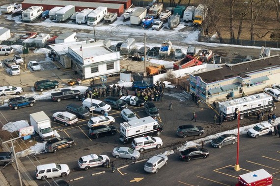 大量緊急車輛到現場應變。（圖源：AP）