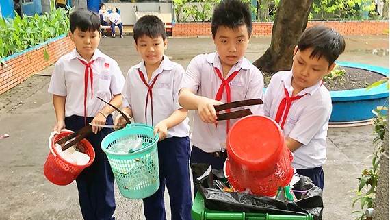 小學生良好執行環境保護工作。（圖源：誠智）