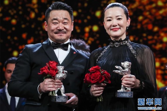中國演員王景春（左）和詠梅合影。（圖源：新華社）