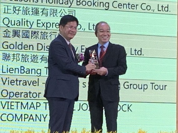 華人企業家徐貴成（右）榮獲台灣觀光部門頒發的“台灣觀光貢獻獎”。