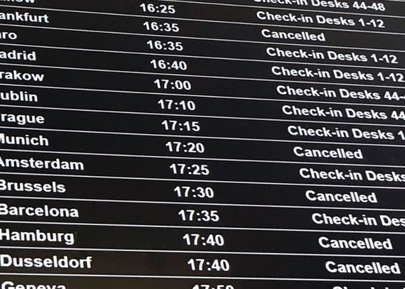 英倫航空所有航班取消。（圖源：AP）
