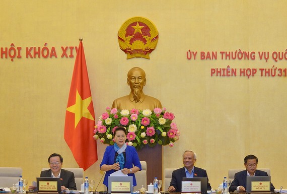 國會主席阮氏金銀（左二）在會議上致開幕詞。（圖源：Quochoi.vn）