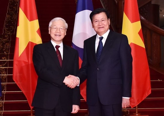 總書記、國家主席阮富仲(左)會見老撾總理通倫‧西蘇里。（圖源：越通社）