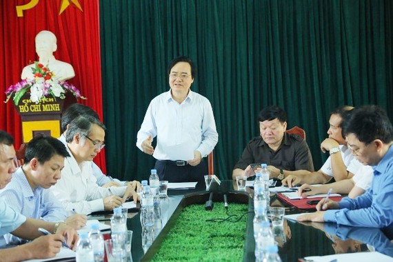 教育培訓部長馮春迓（中）在會議上發表指導意見。（圖源：香阮）