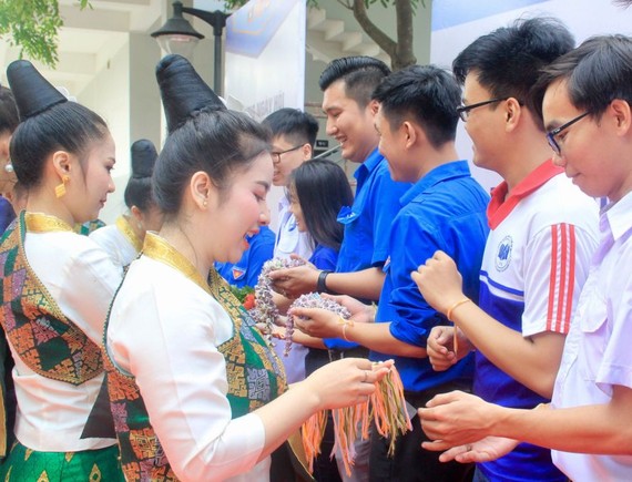 老、柬大學生向與會者繫上 「彩繩」表示祝福。