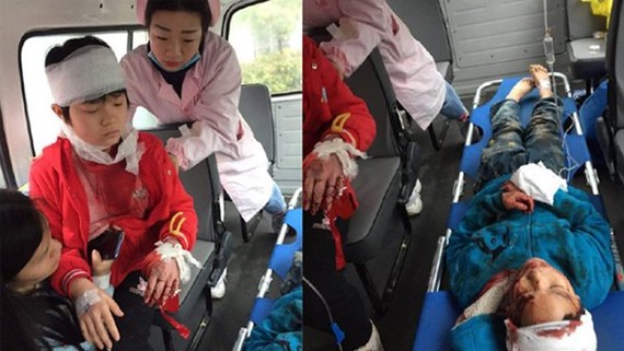 受傷的學生在救護車內接受急救。（圖源：互聯網）