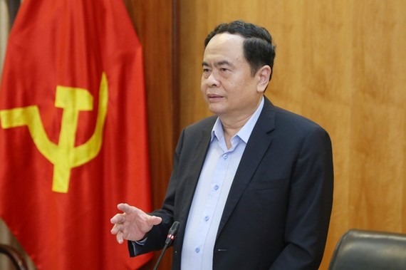 越南祖國陣線中央委員會主席陳清敏在會議上發表講話。（圖源：葉榮）