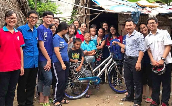大家動員，募捐為坊的清寒學生贈送自行車。