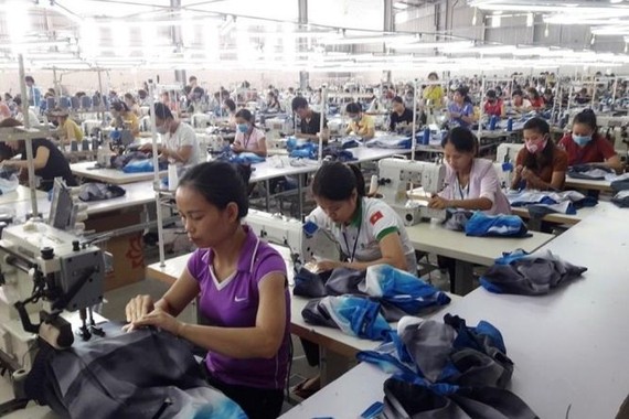 縫紉工人工資不足維持生計。（示意圖源：互聯網）