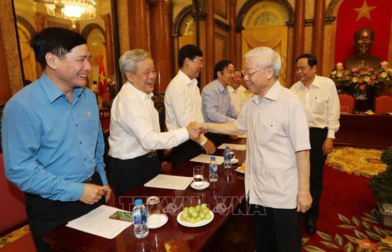 黨中央總書記、國家主席阮富仲與到場的越南祖國陣線中央委員會主席團代表親切握手，互致問候。