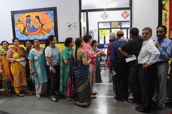 當地時間11日，印度加濟阿巴德，印度大選期間，人們排隊在投票站投票。（圖源：AFP）