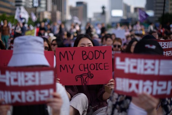 圖為2018年7月7日，韓國示威者抗議政府禁止墮胎法。（圖源：AFP）