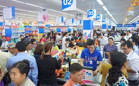 本市多家超市與購物中心於雄王始祖忌辰期間吸引大量顧客前往。（示意圖源：互聯網）