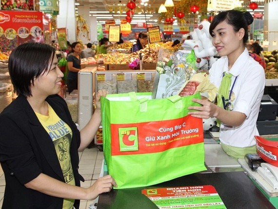 本市的超市使用紙質袋子、布料袋子以環保。