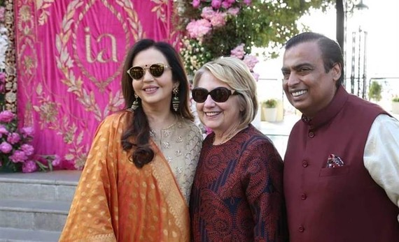 此前，印度首富(右)女兒出嫁，美國前國務卿希拉里(中)參加婚禮。(圖源：臉書)