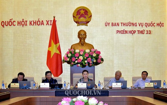 國會主席阮氏金銀（中）主持會議。（圖源：Quochoi.vn）