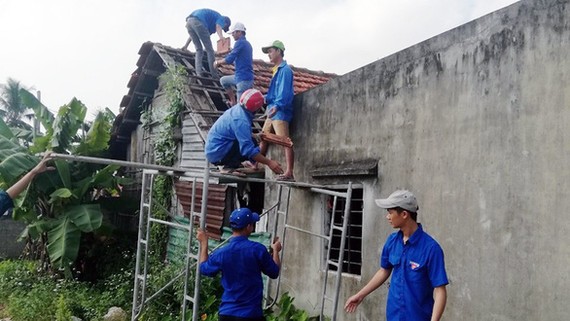 德寧鄉的“免費泥水匠隊”忙著為鄧氏珠大娘修葺住房。