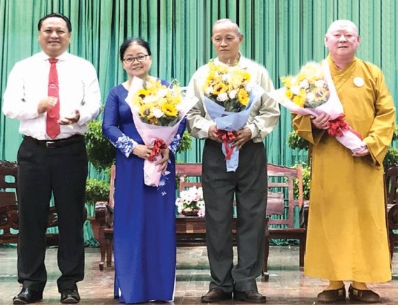 郡人委會副主席陳飛龍向３位模範代表 贈送鮮花。