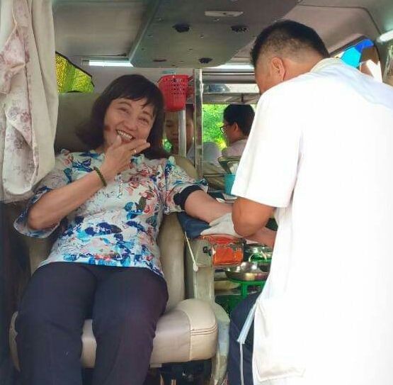 華人女幹部周金鳳正在捐血。