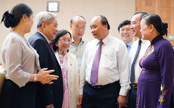 阮春福總理與各代表交流。（圖源：光孝）