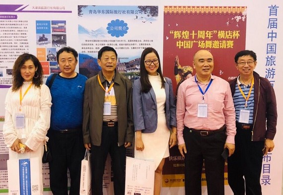 Linn 旅行社總經理陳美玲(右三)與中國 旅遊同業國際合作聯盟領導合照留念。
