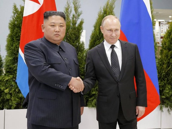 當地時間25日，俄羅斯總統普京（右）與朝鮮最高領導人金正恩在俄羅斯符拉迪沃斯托克舉行首次會晤。（圖源：AP）