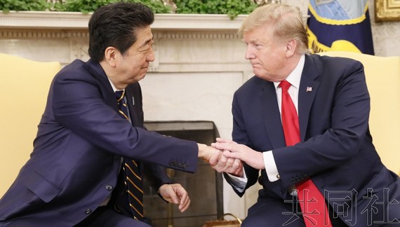 日本首相安倍晉三（左）與美國總統特朗普。（圖源：共同社）
