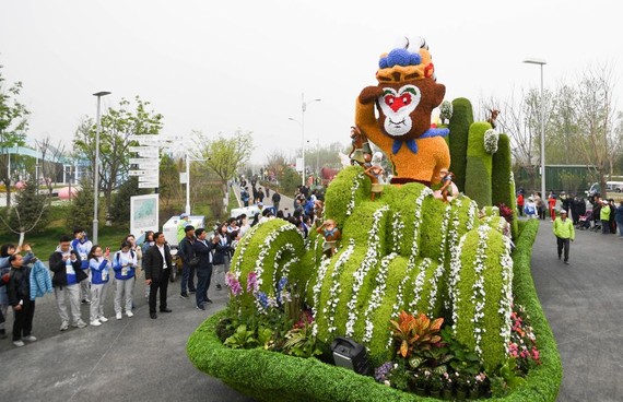 在北京世園會園區拍攝的花車巡遊表演。（圖源：新華社）