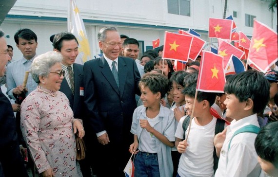 原國家主席黎德英與夫人訪問菲律賓參觀國際稻穀研究院。（圖源：瓊莊）